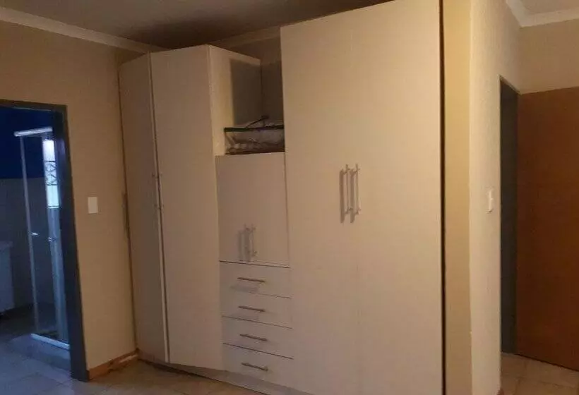 Majatalo C  Land Guest House Meyerton