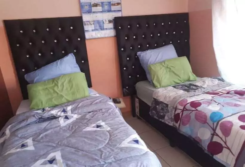 Majatalo C  Land Guest House Meyerton