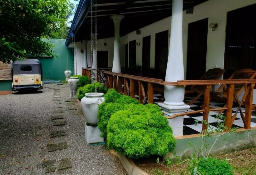 Majatalo Avian Garden Udawalawe