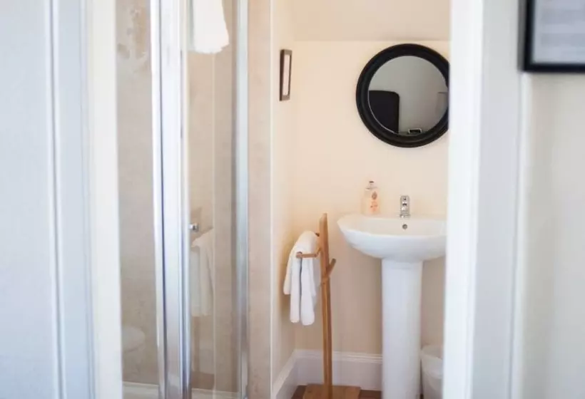 Отель Alban And Abbey House