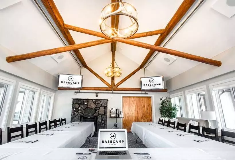 ホテル Basecamp Lodge Canmore