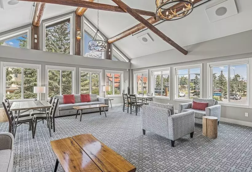 ホテル Basecamp Lodge Canmore