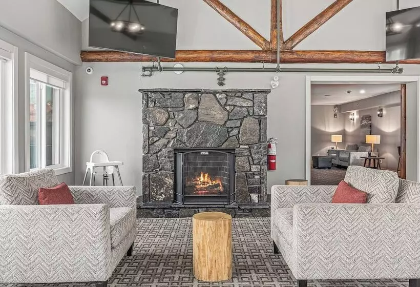 ホテル Basecamp Lodge Canmore