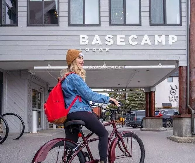 ホテル Basecamp Lodge Canmore