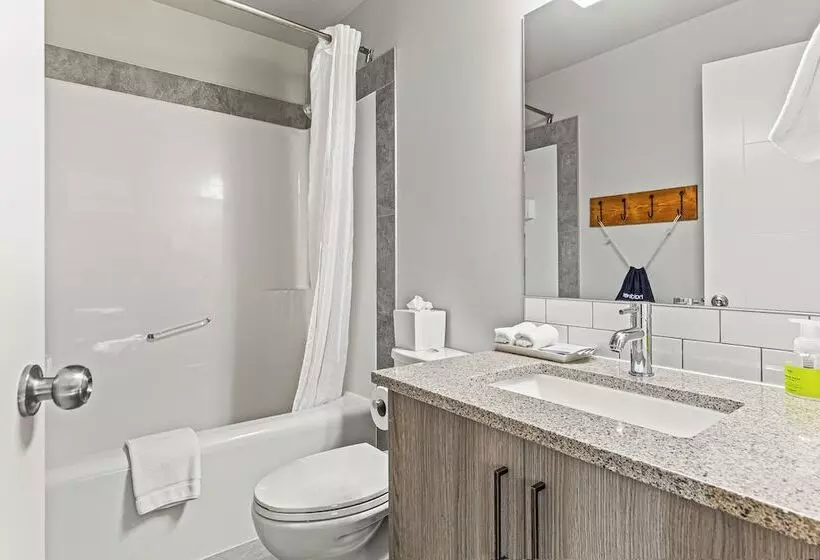 ホテル Basecamp Lodge Canmore