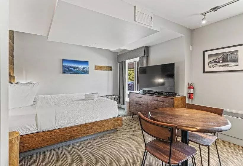 ホテル Basecamp Lodge Canmore