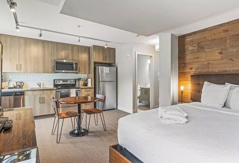 ホテル Basecamp Lodge Canmore