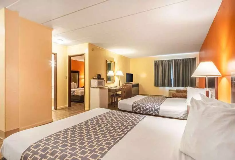 בית מלון כפרי Econo Lodge Inn & Suites Airport