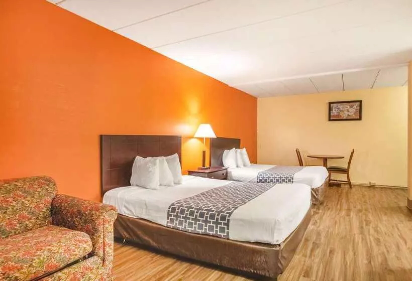 בית מלון כפרי Econo Lodge Inn & Suites Airport