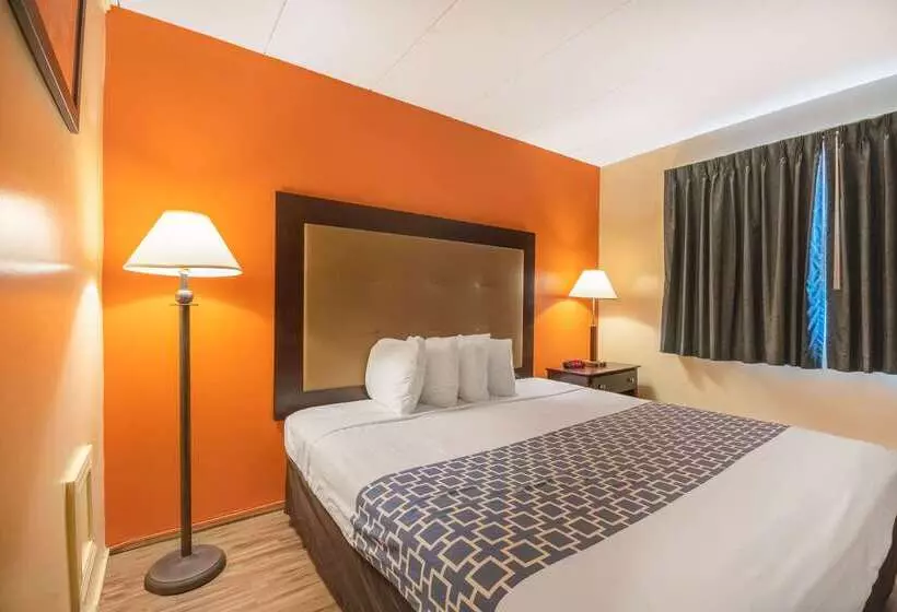 בית מלון כפרי Econo Lodge Inn & Suites Airport