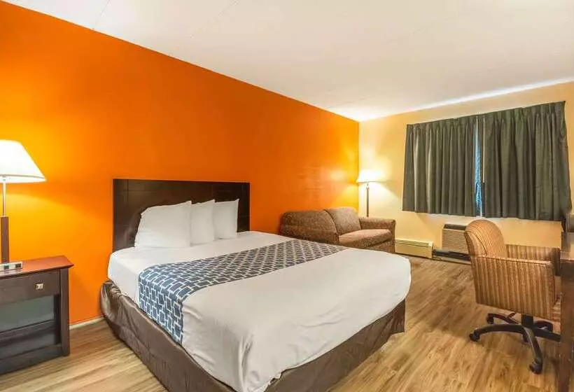 בית מלון כפרי Econo Lodge Inn & Suites Airport