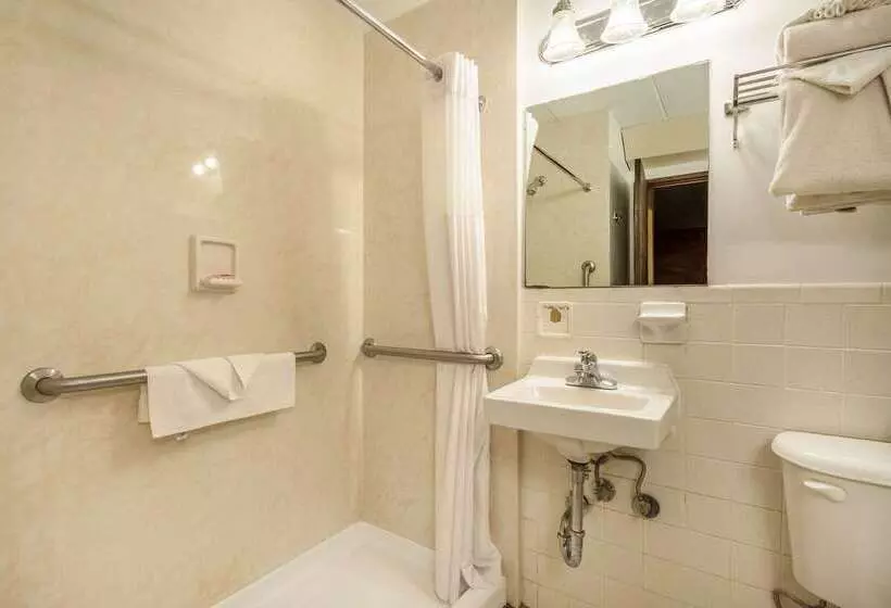 בית מלון כפרי Econo Lodge Inn & Suites Airport