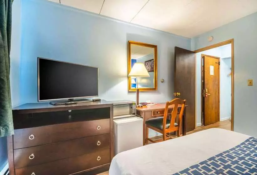 בית מלון כפרי Econo Lodge Inn & Suites Airport