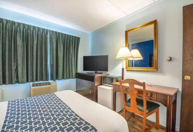 בית מלון כפרי Econo Lodge Inn & Suites Airport