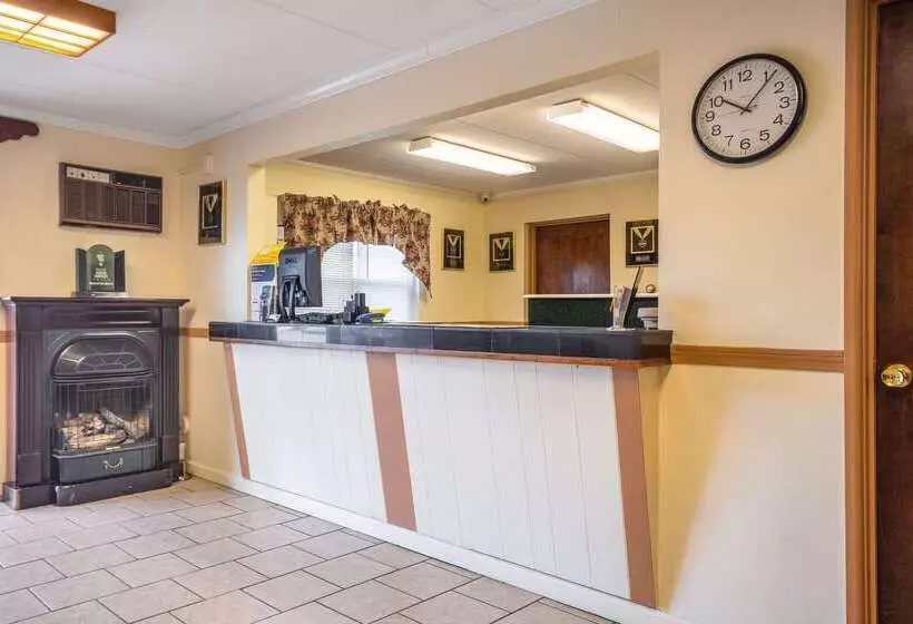 בית מלון כפרי Econo Lodge Inn & Suites Airport