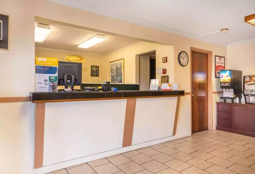 בית מלון כפרי Econo Lodge Inn & Suites Airport