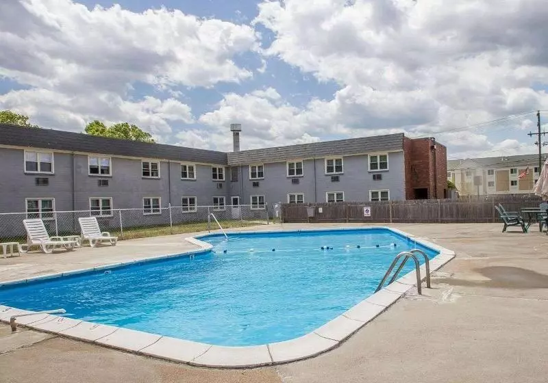 בית מלון כפרי Econo Lodge Inn & Suites Airport