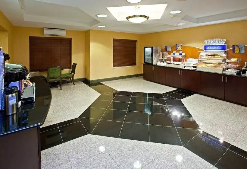 Отель Holiday Inn Express & Suites Indianapolis East, An Ihg