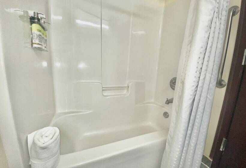 هتل Holiday Inn Express & Suites Indianapolis East, An Ihg