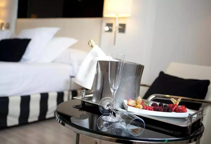 Hotel Maydrit Airport