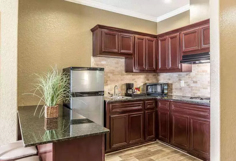 Отель Comfort Suites Houston Iah Airport Beltway 8