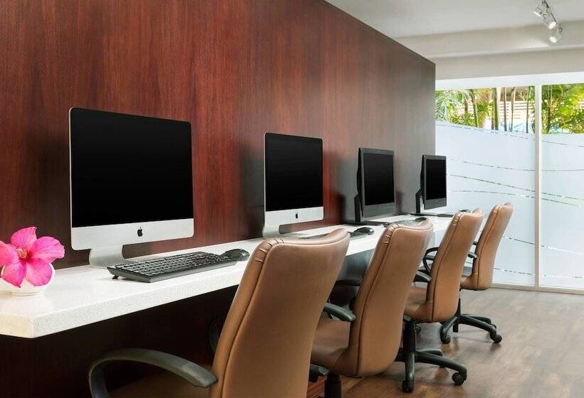 فندق Courtyard By Marriott Waikiki Beach