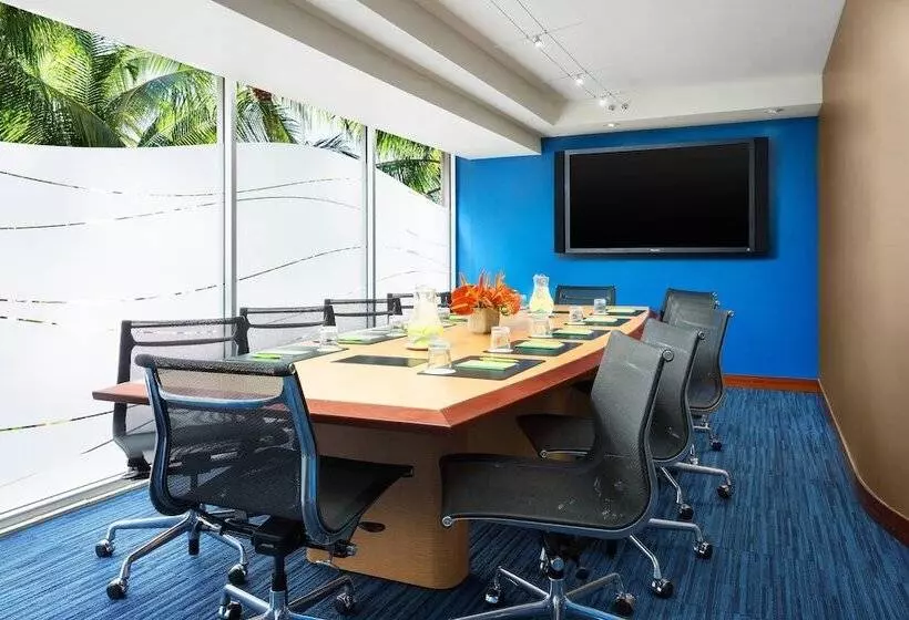 בית מלון כפרי Courtyard By Marriott Waikiki Beach