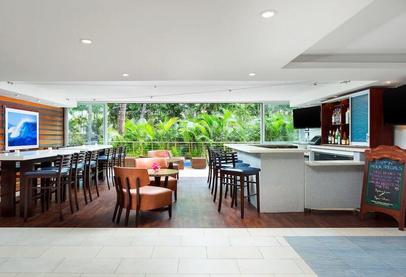 فندق Courtyard By Marriott Waikiki Beach