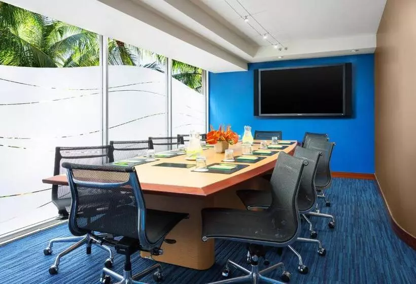 בית מלון כפרי Courtyard By Marriott Waikiki Beach