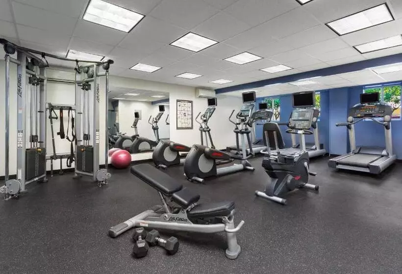 בית מלון כפרי Courtyard By Marriott Waikiki Beach