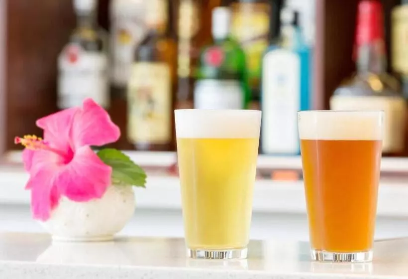 בית מלון כפרי Courtyard By Marriott Waikiki Beach