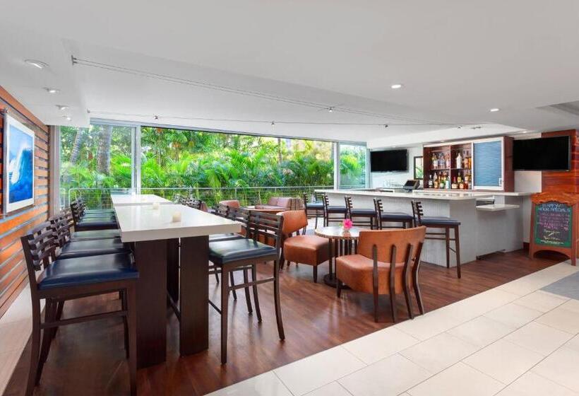 فندق Courtyard By Marriott Waikiki Beach