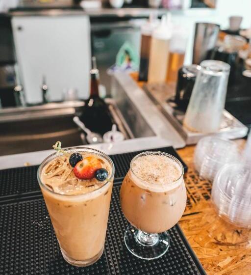 فندق Courtyard By Marriott Waikiki Beach