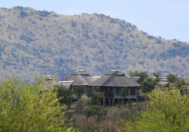 בית מלון כפרי Serengeti Serena Safari Lodge