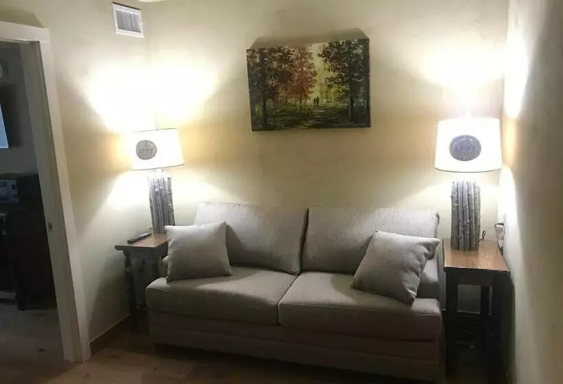 Отель The Appy Lodge