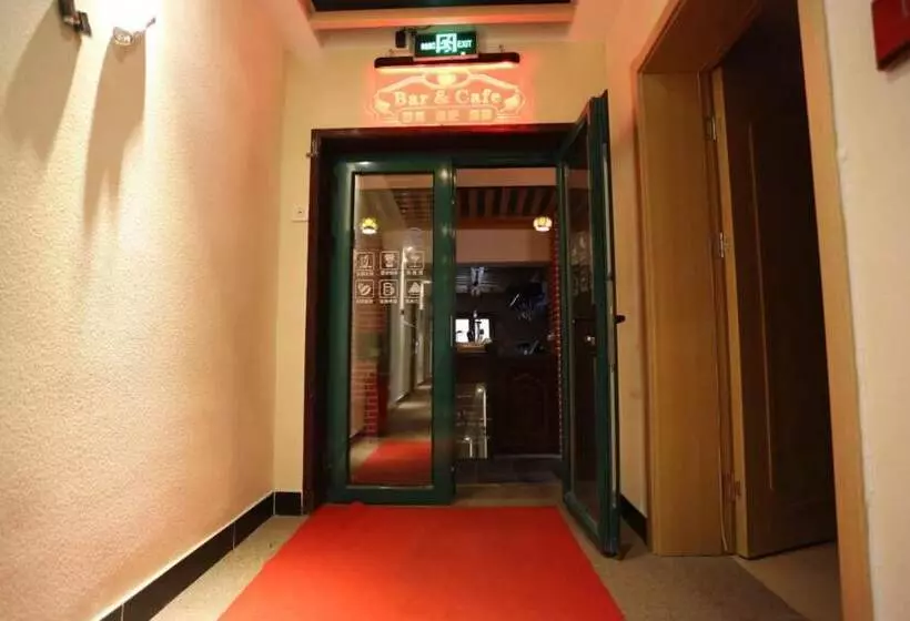 Happy Dragon Alley Hotel In The City Center With Big Window&free Coffe Laundry Fluent English Speaki