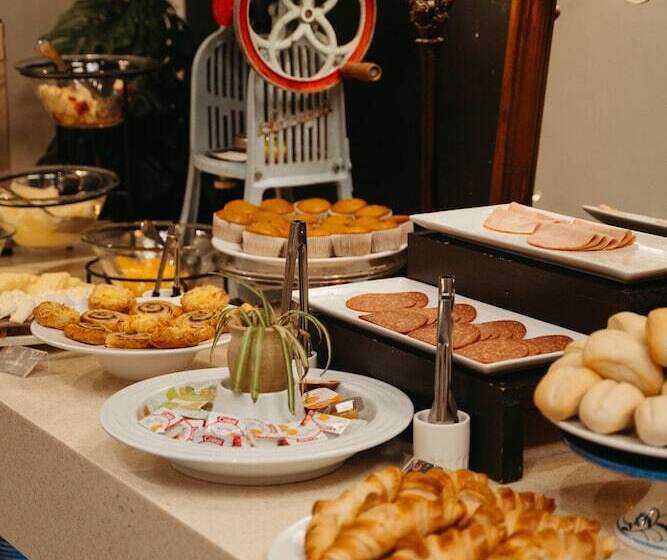 Auckland City Hotel   Hobson St