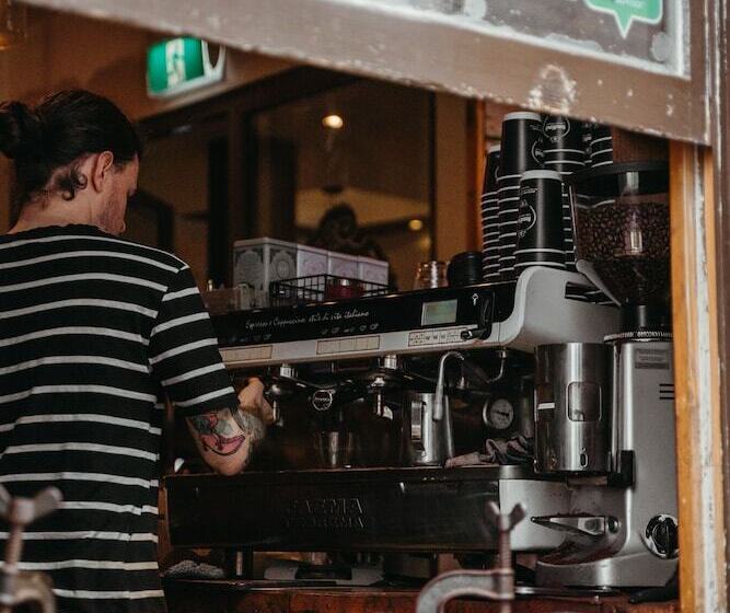 Auckland City Hotel   Hobson St