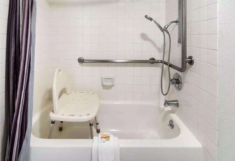 Отель La Quinta By Wyndham Thousand Oaks Newbury Park