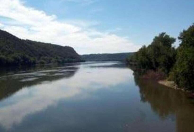 Отель Quality Inn & Suites