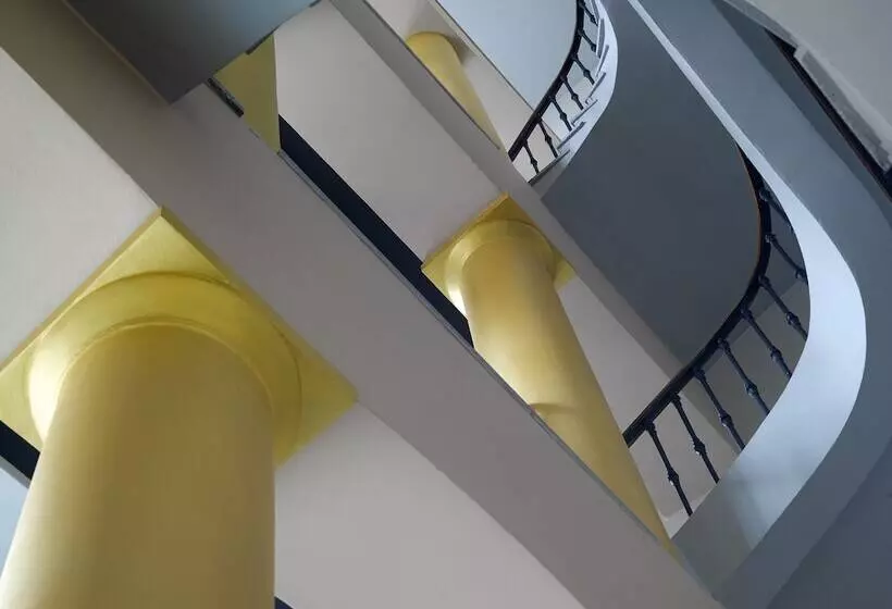 The Icon Hotel & Lounge