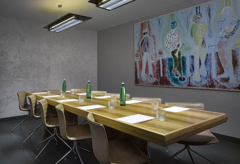 The Icon Hotel & Lounge