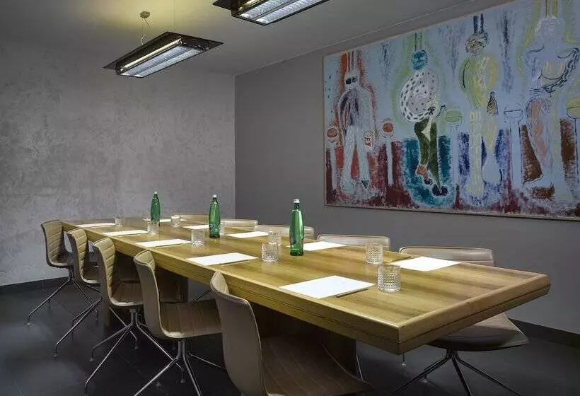 The Icon Hotel & Lounge