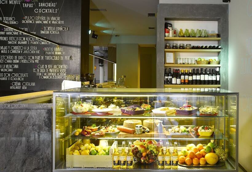 The Icon Hotel & Lounge