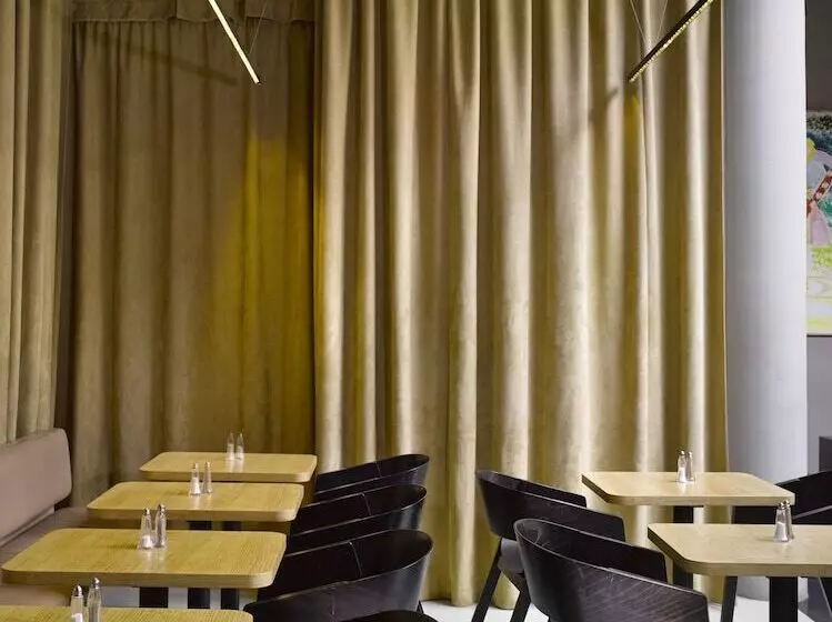 The Icon Hotel & Lounge