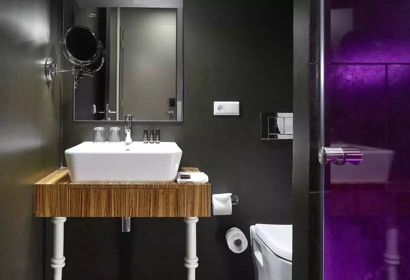 The Icon Hotel & Lounge