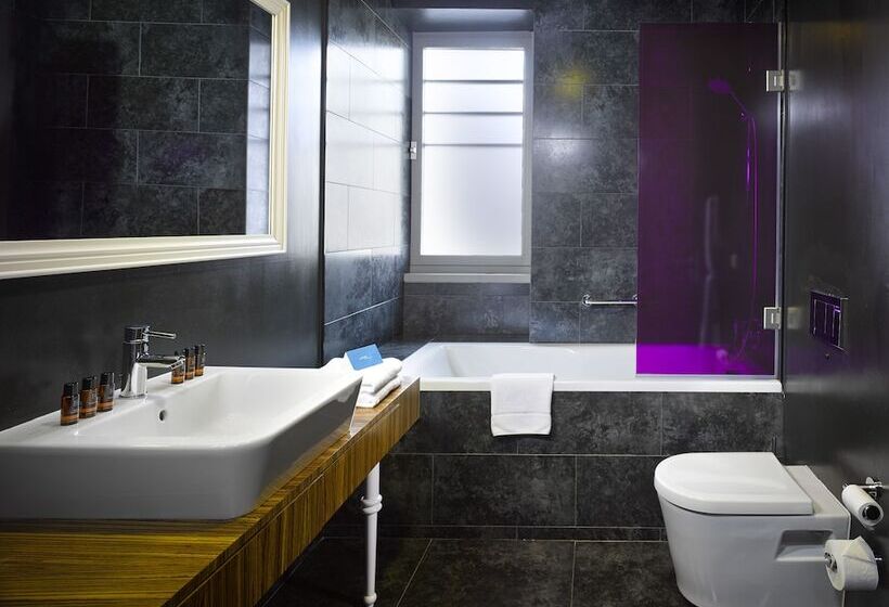 The Icon Hotel & Lounge