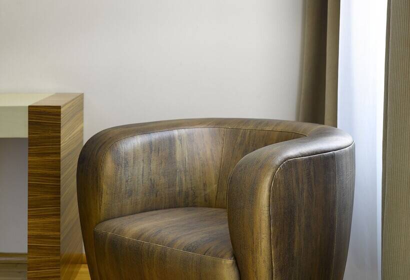 The Icon Hotel & Lounge