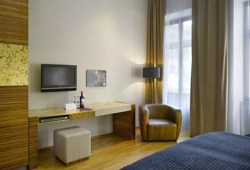 The Icon Hotel & Lounge