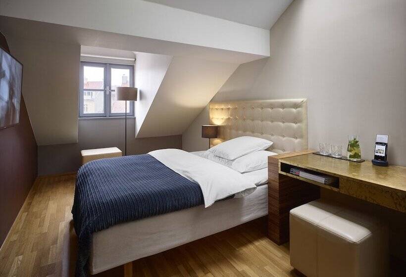 The Icon Hotel & Lounge